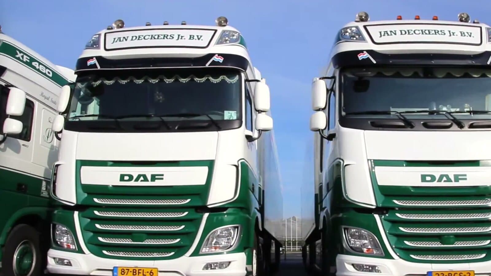Twee DAF-trucks van Jan Deckers van voren gezien