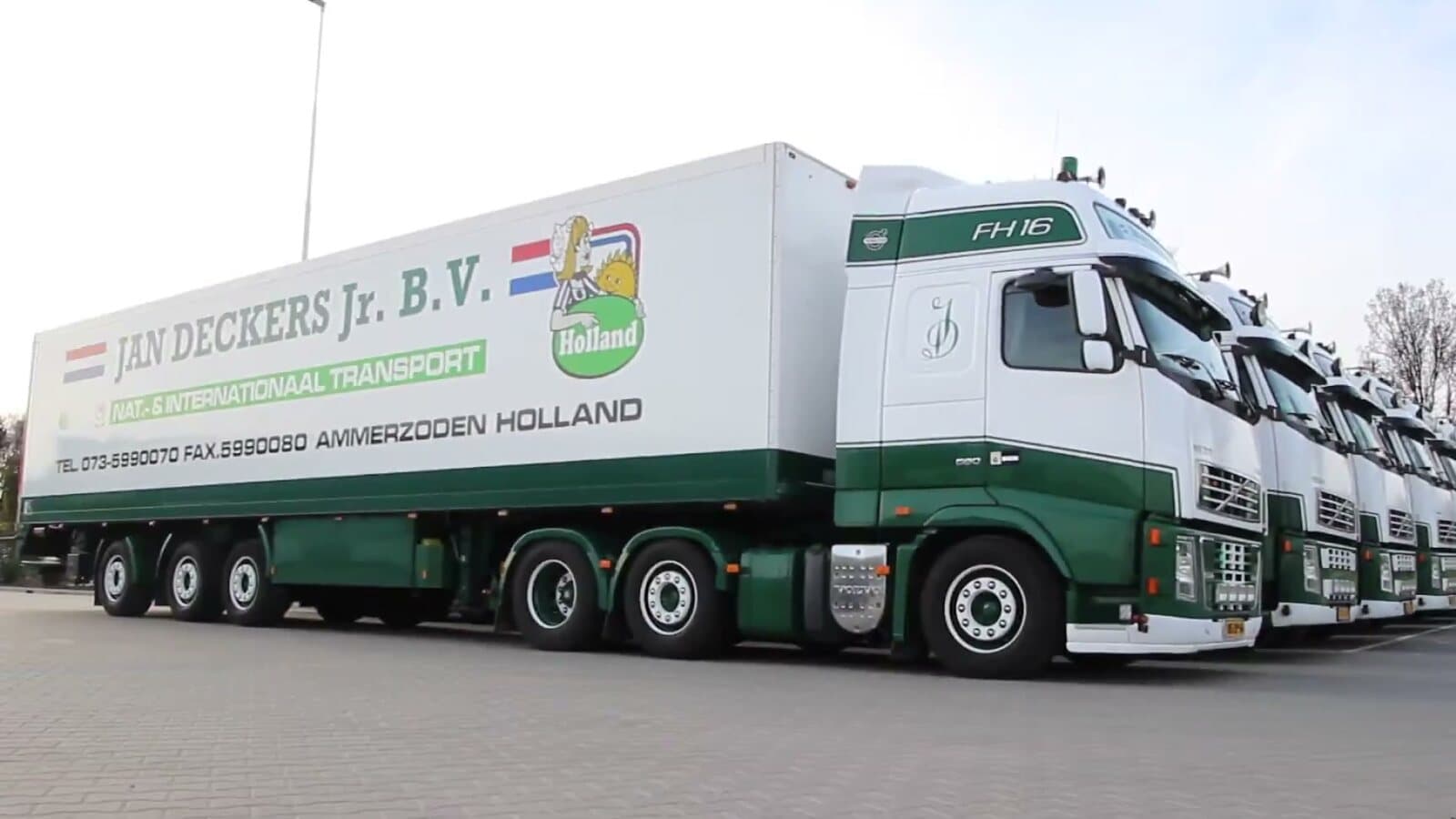 Volvo-trekker met koeloplegger in de groen-witte kleuren van Jan Deckers